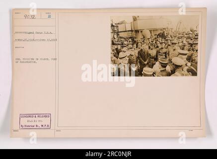 Général Pershing en France, Port d'embarquement. Photo prise le 13 juin 1917. Cette image montre le général Pershing lors de sa visite au port d'embarquement en France. Il a été censuré et publié le 23 mars 1918. Banque D'Images