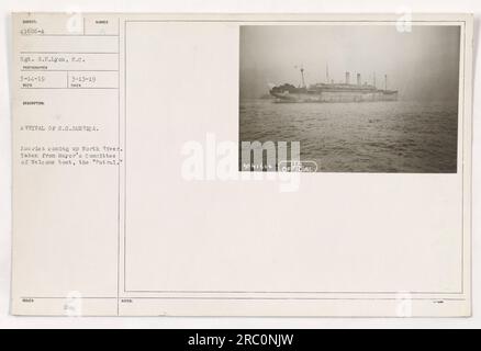 Soldats à bord du S.S. Amérique arrivant à la rivière Nord. La photo, prise depuis le bateau 'Patrouille' du comité d'accueil du maire, montre le moment de leur arrivée. Sergent G.H. Lyon a capturé cette image le 13 mars 1919, et elle a été reçue le 14 mars 1919. La documentation officielle est marquée 041606. Banque D'Images