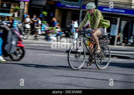 Cycliste CrossingI slington Road, Islington, Londres, Royaume-Uni, Royaume-Uni Banque D'Images