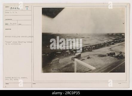 Un avion « ennemi » mitraille l'infanterie dans une exposition à Brooks Field, San Antonio, Texas pendant la première Guerre mondiale. Cette photographie, numérotée 111-SC-32696, a été prise par le photographe D.M.A le 28 décembre 1918. Il a reçu l'approbation du censeur du M.I.D et a été émis le 30 décembre 1918. Banque D'Images