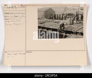 « L'image montre des ouvriers du chantier naval Cramps pendant la première Guerre mondiale, travaillant sur la cloison d'un navire. Photographie prise en décembre 1917 par le capitaine G.K. Dawson. Cette photo fait partie d'une série documentant les activités militaires américaines. Le département de la Marine a reçu et approuvé l'image le 4 janvier 1918.' Banque D'Images