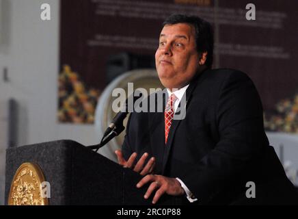 Le gouverneur Chris Christie fait des gestes en parlant à la Food Bank of South Jersey à Pennsauken, NJ Banque D'Images