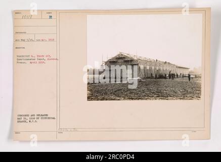 L'entrepôt D, situé sur la voie 163 du dépôt Quartermaster à Gievres, France, est photographié sur cette photographie prise en avril 1918. La photo a été prise par SURECTI 10118. Il a été publié, censuré et publié le 31 mai 1918 par la branche historique de la Division des plans de guerre. Banque D'Images