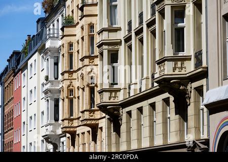 façades grunderzeit magnifiquement restaurées avec baies vitrées dans le quartier belge de cologne Banque D'Images