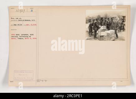 26th Regiment Infantry, 1st Battalion, vu ici entrainer à Maron, France pendant la première Guerre mondiale. On peut voir les soldats porter des rations, y compris du pain dur, alors qu'ils se préparent à partir. Cette photographie a été prise par le photographe Robt.M. Barnes le 20 mai 1918 et publié à des fins historiques. Banque D'Images