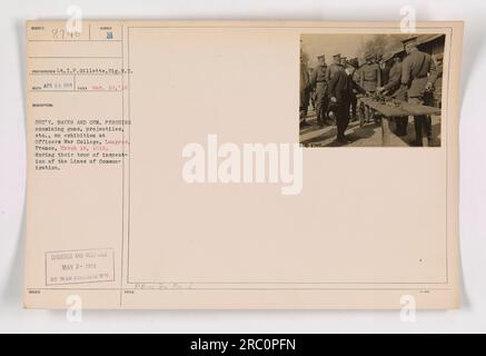 Le secrétaire Baker et le général Pershing inspectent les canons, projectiles et autres équipements militaires exposés au Collège militaire des officiers à Langres, en France, le 18 mars 1918. Ils effectuaient une inspection des lignes de communication. Cette photographie a été prise par le lieutenant I.P. Gillette du signal Reserve corps. Il a été censuré et publié par la division War College le 2 mai 1918. Banque D'Images