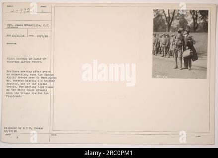 Le sergent James McGarrigle du S.C. se réunit avec son frère Arginto, qui sert dans les troupes Alpini. La réunion a eu lieu lors de la visite des troupes Alpini à Washington, lorsqu'elles ont été reçues par le Président. Le moment a été capturé le 5 octobre 1918, sur le terrain de la Maison Blanche. Cette photographie a été publiée par le M.I.D. Censurer le 15 octobre 1918. Banque D'Images