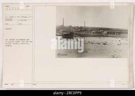 ÉTATS-UNIS Le lieutenant d'armée Downs et le soldat Winger sont photographiés à Nevers, en France, pendant la première Guerre mondiale. L'image les capture en train de prendre du pétrole dans des barils et des réservoirs de 50 gallons pour le 011 et la Direction du gaz. La photographie a été prise le 12 mars 1919 et est inscrite sous le numéro 8 dans la description du RECO. La note mentionne que cette photographie est incluse dans une procédure judiciaire avec la famille KALL. Banque D'Images