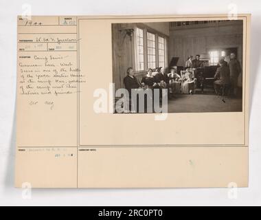 Les soldats du Camp Lewis American Lake à Washington, en décembre 1917, profitent des installations et de l'hospitalité offertes par la Young Women's Christian Association (YWCA). Ils peuvent rencontrer des amis et de la famille, écouter de la musique et accéder à du matériel de lecture souhaitable dans un environnement édifiant. Cette photographie capture une scène dans l'une des salles de la Maison d'hôtes Yuca, illustrant l'impact positif de la contribution de la YWCA aux loisirs des soldats pendant la première Guerre mondiale. Banque D'Images