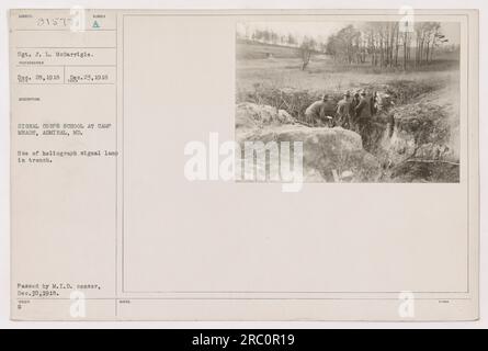 Sgt. J. L. McGarrigle démontrant l'utilisation d'une lampe de signalisation héliographique dans une tranchée à une école signal corps au Camp Meade à Admiral, MD en 1918. La photographie a été transmise par le censeur du M.I.D. le 30 décembre 1918. Banque D'Images