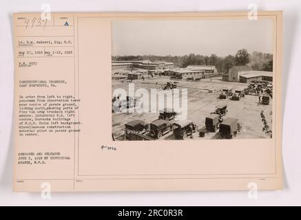 Progrès constructifs au camp Humphreys, Virginie. Vue panoramique depuis la tour d'observation sur le terrain de parade, en regardant vers le nord. Des camions de l'armée de cinq tonnes sont visibles au centre, tandis qu'un R.R. industriel est visible sur la gauche. Bâtiments de caserne de N.O.P. Les unités sont dans l'arrière-plan gauche, avec divers matériaux de construction empilés au centre. Photographie prise le 27 mai 1918. Communiqué par Historical Branch, W.P.D. le 3 juin 1918. Banque D'Images