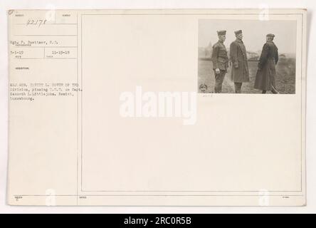 Le sergent P. Buettmer du corps des signaux photographia le major général Robert L. Howze épinglant la Distinguished Service Cross sur le capitaine Kenneth L. Littlejohn le 19 novembre 1918, à Remich, au Luxembourg. Banque D'Images