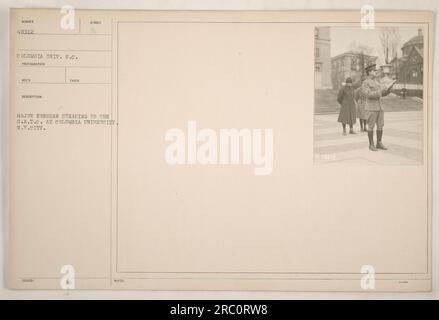 Major Ernshaw de l'armée américaine parlant aux membres du Student Army Training corps (SATC) à l'Université Columbia, New York. La photographie a été prise par un photographe du signal corps et fait partie d'une collection documentant les activités militaires américaines pendant la première Guerre mondiale. L'image porte le numéro 48312-S et a été prise le 18 avril, bien que des informations supplémentaires n'aient pas été fournies sur le contexte ou l'emplacement dans la photographie. Banque D'Images