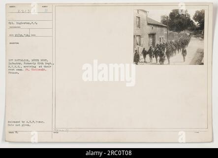 Les soldats du 1e bataillon, 165e régiment d'infanterie, anciennement connu sous le nom de 69e régiment de la garde nationale de New York, arrivent à leur camp de repos à St. Theibault, France. La photographie a été prise par le caporal Ingleston à une date inconnue et publiée par le censeur de l'A.E.P. (22131) Banque D'Images