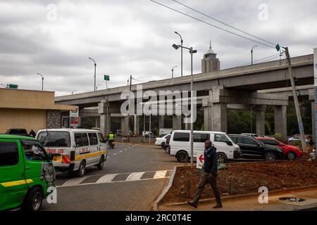 Les automobilistes passent devant la nouvelle Nairobi Expressway dans le Central Business District (C.B.D) à Nairobi. La vie quotidienne à travers les rues de la ville de Nairobi bien connue comme une ville sous le soleil privée du mot Maasaï Enkare qui se traduit par «lieu des eaux fraîches». Nairobi est la plus grande et capitale du Kenya. Banque D'Images