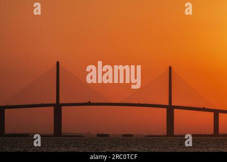 Le pont skyway au coucher du soleil, Tampa, Floride Banque D'Images