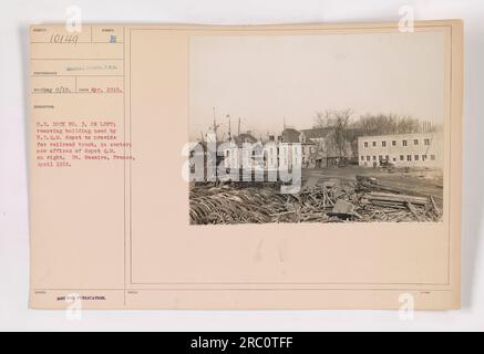 ÉTATS-UNIS N° de quai 3 à St. Nazaire, France, en avril 1918. Sur l'image, un bâtiment utilisé par le dépôt U.S.Q.M. est en train d'être enlevé pour faire place à une voie ferrée. Sur la droite, de nouveaux immeubles de bureaux pour le dépôt Quarter Master peuvent être vus. Cette photographie a été prise par les États-Unis Signal corps et émis le 9 mai 1918. Non destiné à la publication. Notes : US Dockno3. MG 9. Banque D'Images