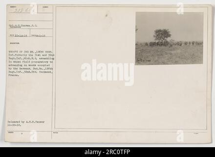 Le caporal A. H. Hansen, S. C., photographe, a pris cette photo le 1 août 1918. Il montre des troupes du 2e bataillon du 126e régiment d'infanterie (anciennement 31e et 32e régiment d'infanterie, garde nationale du Michigan) se rassemblant dans un champ de blé avant d'avancer sur les bois occupés par les Allemands. Cette photo a été prise à Coutmont, France et publiée par A.E.F. Censurer le 22 novembre 1918. Banque D'Images