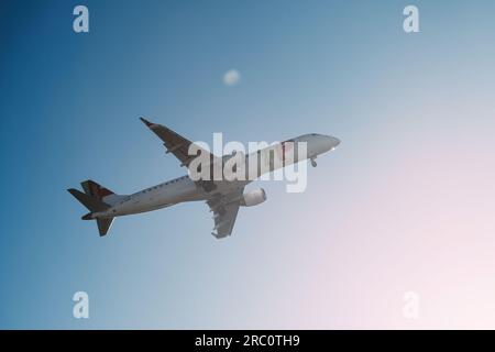 Lisbonne, Portugal - 12 juillet 2023 : la compagnie portugaise Tap avec un avion Airbus A321-253NX approchant pour atterrir à l'aéroport international de Lisbonne contre Banque D'Images