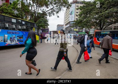 Nairobi, Kenya. 04 juillet 2023. Les piétons marchent dans les rues animées du quartier central des affaires (C.B.D) à Nairobi. La vie quotidienne à travers les rues de la ville de Nairobi bien connue comme une ville sous le soleil privée du mot Maasaï Enkare qui se traduit par «lieu des eaux fraîches». Nairobi est la plus grande et capitale du Kenya. (Photo Donwilson Odhiambo/SOPA Images/Sipa USA) crédit : SIPA USA/Alamy Live News Banque D'Images