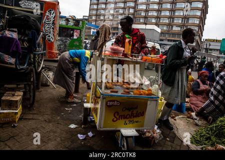 Nairobi, Kenya. 04 juillet 2023. Les vendeurs de rue vendent des produits alimentaires aux piétons qui se rendent sur leur lieu de travail dans les rues du Central Business District (C.B.D) à Nairobi. La vie quotidienne à travers les rues de la ville de Nairobi bien connue comme une ville sous le soleil privée du mot Maasaï Enkare qui se traduit par «lieu des eaux fraîches». Nairobi est la plus grande et capitale du Kenya. (Photo Donwilson Odhiambo/SOPA Images/Sipa USA) crédit : SIPA USA/Alamy Live News Banque D'Images