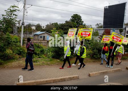 Nairobi, Kenya. 04 juillet 2023. Un groupe de jeunes s'affronte dans les rues portant des affiches publicitaires sur les ventes en milieu d'année d'un magasin à Nairobi. La vie quotidienne à travers les rues de la ville de Nairobi bien connue comme une ville sous le soleil privée du mot Maasaï Enkare qui se traduit par «lieu des eaux fraîches». Nairobi est la plus grande et capitale du Kenya. (Photo Donwilson Odhiambo/SOPA Images/Sipa USA) crédit : SIPA USA/Alamy Live News Banque D'Images