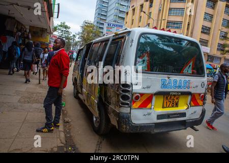 Nairobi, Kenya. 04 juillet 2023. Les piétons marchent dans les rues animées du quartier central des affaires (C.B.D) à Nairobi. La vie quotidienne à travers les rues de la ville de Nairobi bien connue comme une ville sous le soleil privée du mot Maasaï Enkare qui se traduit par «lieu des eaux fraîches». Nairobi est la plus grande et capitale du Kenya. (Photo Donwilson Odhiambo/SOPA Images/Sipa USA) crédit : SIPA USA/Alamy Live News Banque D'Images