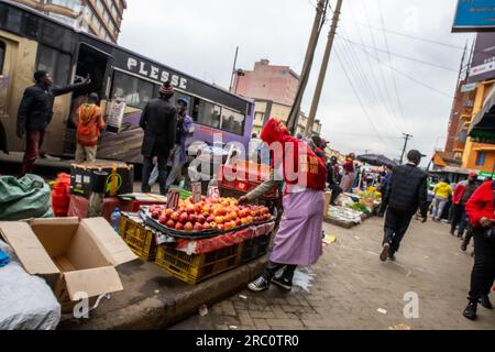 Nairobi, Kenya. 04 juillet 2023. Les vendeurs de rue vendent des produits alimentaires aux piétons qui se rendent sur leur lieu de travail dans les rues du Central Business District (C.B.D) à Nairobi. La vie quotidienne à travers les rues de la ville de Nairobi bien connue comme une ville sous le soleil privée du mot Maasaï Enkare qui se traduit par «lieu des eaux fraîches». Nairobi est la plus grande et capitale du Kenya. (Photo Donwilson Odhiambo/SOPA Images/Sipa USA) crédit : SIPA USA/Alamy Live News Banque D'Images