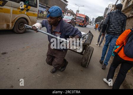 Nairobi, Kenya. 04 juillet 2023. Un homme pousse sa charrette à main devant les rues animées du Central Business District (C.B.D) à Nairobi. La vie quotidienne à travers les rues de la ville de Nairobi bien connue comme une ville sous le soleil privée du mot Maasaï Enkare qui se traduit par «lieu des eaux fraîches». Nairobi est la plus grande et capitale du Kenya. (Photo Donwilson Odhiambo/SOPA Images/Sipa USA) crédit : SIPA USA/Alamy Live News Banque D'Images