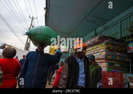 Nairobi, Kenya. 04 juillet 2023. Les piétons passent devant les vendeurs ambulants qui vendent leurs produits dans les rues du Central Business District (C.B.D) à Nairobi. La vie quotidienne à travers les rues de la ville de Nairobi bien connue comme une ville sous le soleil privée du mot Maasaï Enkare qui se traduit par «lieu des eaux fraîches». Nairobi est la plus grande et capitale du Kenya. (Photo Donwilson Odhiambo/SOPA Images/Sipa USA) crédit : SIPA USA/Alamy Live News Banque D'Images