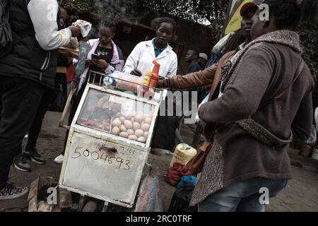 Nairobi, Kenya. 04 juillet 2023. Les vendeurs de rue vendent des collations aux piétons qui se rendent sur leur lieu de travail au Central Business District (C.B.D) à Nairobi. La vie quotidienne à travers les rues de la ville de Nairobi bien connue comme une ville sous le soleil privée du mot Maasaï Enkare qui se traduit par «lieu des eaux fraîches». Nairobi est la plus grande et capitale du Kenya. (Photo Donwilson Odhiambo/SOPA Images/Sipa USA) crédit : SIPA USA/Alamy Live News Banque D'Images