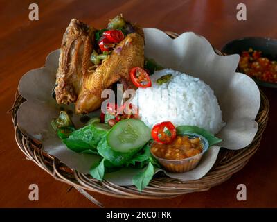 Ayam Goreng Geprek, Ayam Gongso, poulet frit au piment rouge chaud, cuisine traditionnelle indonésienne Banque D'Images