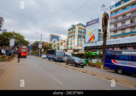 Nairobi, Kenya. 04 juillet 2023. Les automobilistes traversent la circulation très fréquentée du Central Business District (C.B.D) à Nairobi. La vie quotidienne à travers les rues de la ville de Nairobi bien connue comme une ville sous le soleil privée du mot Maasaï Enkare qui se traduit par «lieu des eaux fraîches». Nairobi est la plus grande et capitale du Kenya. (Photo Donwilson Odhiambo/SOPA Images/Sipa USA) crédit : SIPA USA/Alamy Live News Banque D'Images