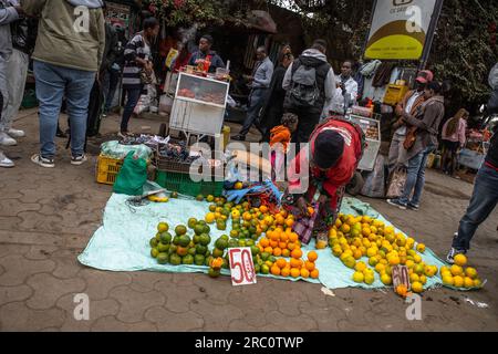 Nairobi, Kenya. 04 juillet 2023. Un vendeur de fruits vend des fruits aux piétons dans la rue alors qu’ils se rendent à leur lieu de travail au Central Business District (C.B.D) à Nairobi. La vie quotidienne à travers les rues de la ville de Nairobi bien connue comme une ville sous le soleil privée du mot Maasaï Enkare qui se traduit par «lieu des eaux fraîches». Nairobi est la plus grande et capitale du Kenya. (Photo Donwilson Odhiambo/SOPA Images/Sipa USA) crédit : SIPA USA/Alamy Live News Banque D'Images