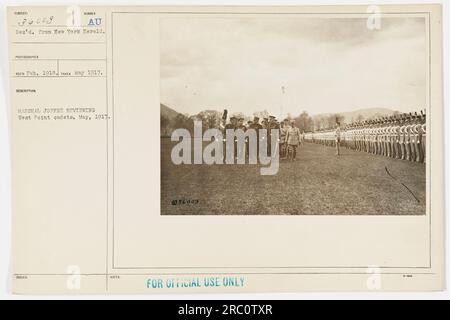 Le maréchal Joffre passe en revue les cadets de West point en mai 1917. La photographie, numérotée 111-SC-36003, a été reçue du New York Herald et prise par le photographe Sumber Eco en février 1918. Il a été publié avec la note 36003 pour usage officiel seulement. Banque D'Images