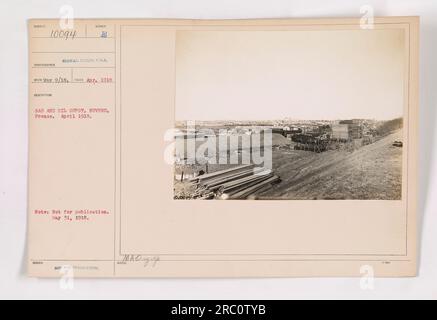 L'image 111-SC-10094 montre un dépôt de gaz et de pétrole situé à Nevers, en France, en avril 1918. Cette photographie a été prise par le signal corps des États-Unis Il est à noter que cette image n'est pas destinée à la publication. La légende comprend la description et les numéros d'identification du photographe. Banque D'Images