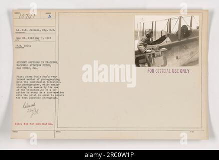 'Étudiants officiers en formation, Rockwell Aviation Field, San Diego, Cal. La photo montre la dernière méthode de photographie de l'oncle Sam en utilisant un téléphone combiné. Le photographe est capable de manipuler l'appareil photo tout en conversant avec le pilote pour capturer la meilleure photographie possible. Usage officiel uniquement. » Banque D'Images