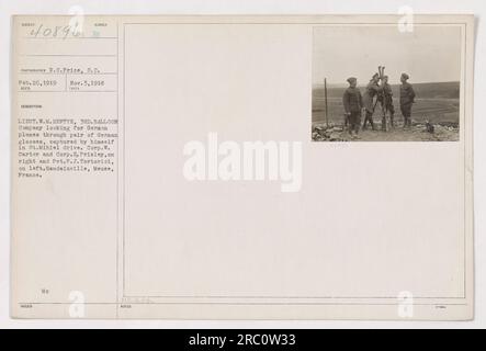 Lieutenant W.M. Heftye, de la 3rd Balloon Company, est vue sur cette photo prise par le photographe R.C. Prix le 26 février 1919. La photo montre Heftye en utilisant une paire de lunettes allemandes, qu'il avait capturé lui-même pendant la St. Mihiel Drive, à la recherche d'avions allemands. Corp. Carter et Corp. E. Prisley sont sur la droite, et Pvt. P.J. Tortorici est sur la gauche. Cette scène se déroule à Haudainville, Meuse, France. Banque D'Images