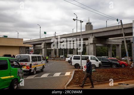 Nairobi, Kenya. 4 juillet 2023. Les automobilistes passent devant la nouvelle Nairobi Expressway dans le Central Business District (C.B.D) à Nairobi. La vie quotidienne à travers les rues de la ville de Nairobi bien connue comme une ville sous le soleil privée du mot Maasaï Enkare qui se traduit par «lieu des eaux fraîches». Nairobi est la plus grande et capitale du Kenya. (Image de crédit : © Donwilson Odhiambo/SOPA Images via ZUMA Press Wire) USAGE ÉDITORIAL SEULEMENT! Non destiné à UN USAGE commercial ! Banque D'Images