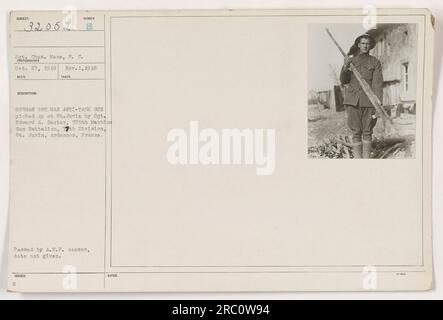 Soldats examinant un canon antichar allemand capturé, ramassé par le sergent Edward A. Baxter du 305th mitrailleuse Battalion, 77th Division, à St. Juvin, Ardennes, France, 1 novembre 1918. La photographie a été prise par le sergent Chas. Mace. La photo a été transmise par le censeur de l'A.E.F. mais la date exacte est inconnue. Banque D'Images