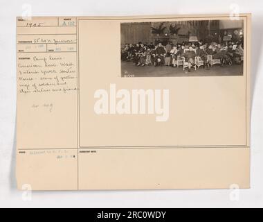 Extérieur de la maison d'hôtesse à Camp Lewis, American Lake, Washington. La maison d'hôtesse a été récemment construite par la YWCA et était un lieu de rassemblement populaire pour les soldats, les parents et les amis pendant la première Guerre mondiale Photo prise par L.Ed n. Jackson en décembre 1917. Banque D'Images