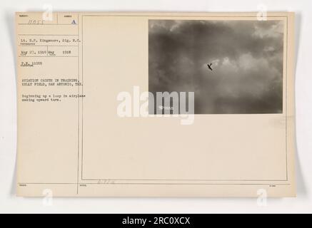 Cadet de l'aviation effectuant un entraînement en boucle à Kelly Field, San Antonio, Texas en mai 1918. LT. H.P. KINGSMORE du signal Reserve corps a capturé cette photographie, numérotée 111-SC-11055. L'image montre l'avion qui commence un virage vers le haut pendant que le cadet exécute la manœuvre en boucle. Banque D'Images