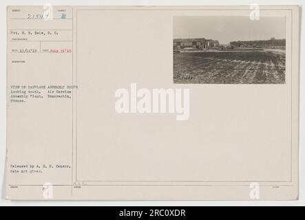 Légende : « vue des ateliers d'assemblage d'avions de jour, vue vers le sud, à l'usine d'assemblage de Romorantin de Air Service en France. Photo prise le 31 juillet 1918. Le Pvt. W. H. Eels, S. C. est le sujet de cette photographie. Publié par A.E.F. Censor. Code de référence de l'image : 111-SC-21543. Date de réception : 14 octobre 1918. Notes : 021648.» Banque D'Images