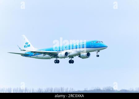 Avion KLM prêt à atterrir à l'aéroport Schiphol Amsterdam, pays-Bas avril 15 2023. Banque D'Images