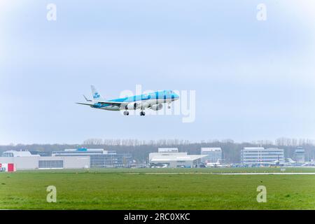 Avion KLM prêt à atterrir à l'aéroport Schiphol Amsterdam, pays-Bas avril 15 2023. Banque D'Images