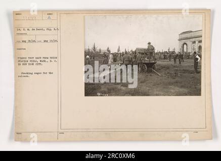 Le lieutenant E. M. de Berri du corps des signaux est vu sur cette photo, prise le 19 mai 1918. L'image montre la préparation d'une course d'essai de pigeons de Union Station Field à Washington, DC à New York. Les cages pour la libération des pigeons sont empilées au premier plan. Banque D'Images