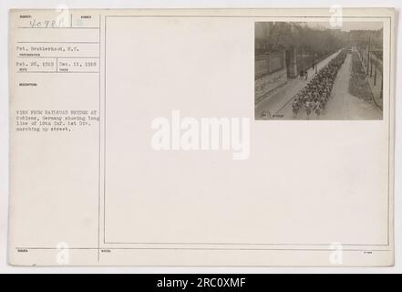 Le soldat Brotherhood, un soldat de Caroline du Sud, a pris cette photo le 26 février 1919. La photo capture une vue depuis un pont ferroviaire à Coblenz, en Allemagne, montrant une longue file de soldats de la 18e infanterie de la 1e division marchant dans une rue. Cette image faisait partie du dossier officiel. Banque D'Images