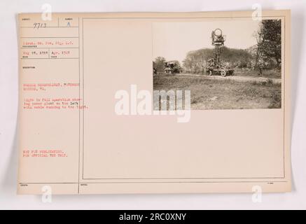 Projecteur mobile à Fortress Monroe, Virginie pendant la première Guerre mondiale La lumière est en fonctionnement complet et montre la centrale électrique sur le côté gauche avec un câble allant à la lumière. Cette photographie a été prise par le lieutenant Wm. POX, SIG. R.C. le 18 mai 1918.» Banque D'Images