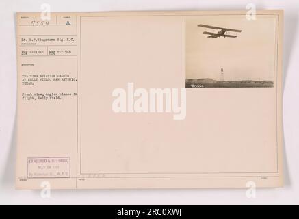 Légende de l'image : « Lt. H.P. Kingemore et SIG. R.C. capture d'avions en vol lors d'une séance de formation pour cadets de l'aviation à Kelly Field, San Antonio, Texas en mai 1918. Banque D'Images