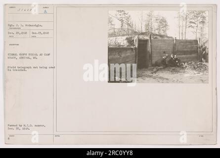 Sgt. J. L. McGarrigle photographié à signal corps School à Camp Meade, Maryland. La photographie a été prise le 29 décembre 1918. Il montre un ensemble télégraphique de terrain utilisé dans les tranchées. La photographie a été approuvée par le censeur du M.I.D. le 30 décembre 1918. Banque D'Images